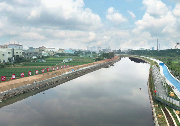 “全河段、全流域、全天候、生態(tài)修復”治理原則<br />
<br />
按照“控源截污→內源清淤→補水活源(生態(tài)補水)→堤防整治→生態(tài)修復”的總體思路。